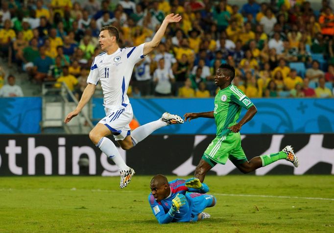 Edin Džeko střílí gól, který neuznali v zápase MS Nigérie vs. Bosna