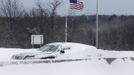 A car is seen buried in snow along the Long Island Expressway in the Suffolk County area of New York February 9, 2013. A blizzard packing hurricane-force winds pummelled the northeastern United States on Saturday, killing at least one person, leaving about 600,000 customers without power and disrupting thousands of flights. REUTERS/Shannon Stapleton (UNITED STATES - Tags: ENVIRONMENT DISASTER) Published: Úno. 9, 2013, 3:40 odp.