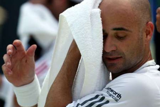 Americký tenista Andre Agassi si utírá tvář po prohraném zápase s Fernandem Gonzalezem z Chile na turnaji v Los Angeles.