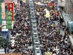 Pochodu za demokracii se mělo účastnit maximálně několik desítek tisíc lidí. Nakonec ulice Hongkongu zaplnil asi čtvrtmilionový dav.