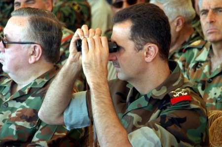 Syrský prezident Bašar Asad během vojenské přehlídky.