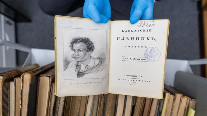 Reprodukce prvního vydání knihy Alexandra Puškina z roku 1822, kterou zloději vyměnili za pravé vydání v knihovně Varšavské univerzity v Polsku.