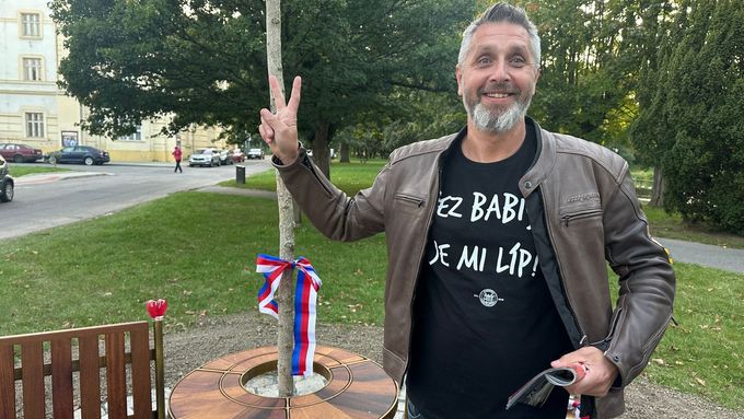 Jeden z krnovských občanů, který pózoval u Lavičky Václava Havla krátce poté, co byla v pátek slavnostně odhalena.