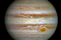 Pět let, 2,8 miliardy kilometrů. K Jupiteru dorazila sonda Juno, NASA přišla na miliardu