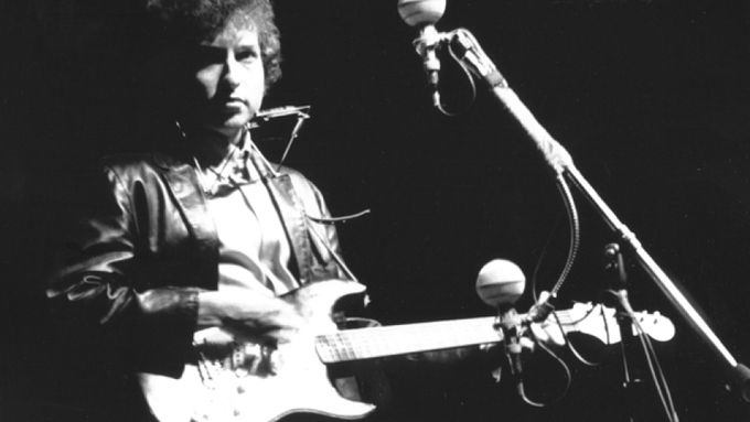 Skladba Like A Rolling Stone, jak ji Dylan hrál na festivalu v Newportu, červenec 1965.