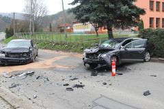 Dva policisté se na Šumpersku zranili při dopadení ozbrojeného pachatele. Srazili se s jeho autem