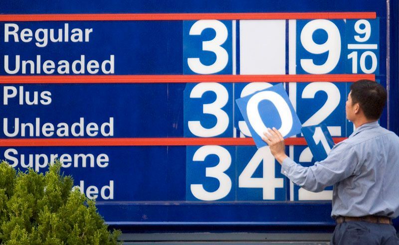Cena ropy klesá