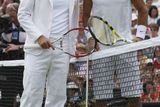 Rafael Nadal a Roger Federer zdraví diváky před zahájením finálového zápasu ve Wimbledonu.