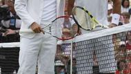 Rafael Nadal a Roger Federer zdraví diváky před zahájením finálového zápasu ve Wimbledonu.