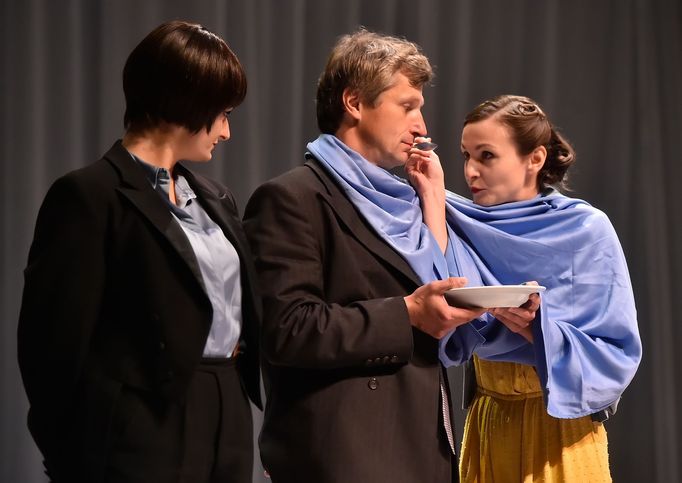 Zleva Tamara Dikyová jako Ptáček Lelek, Jakub Škrdla v hlavní roli Bohuslava Martinů a Šárka Čermáková jako Charlotta Martinů.