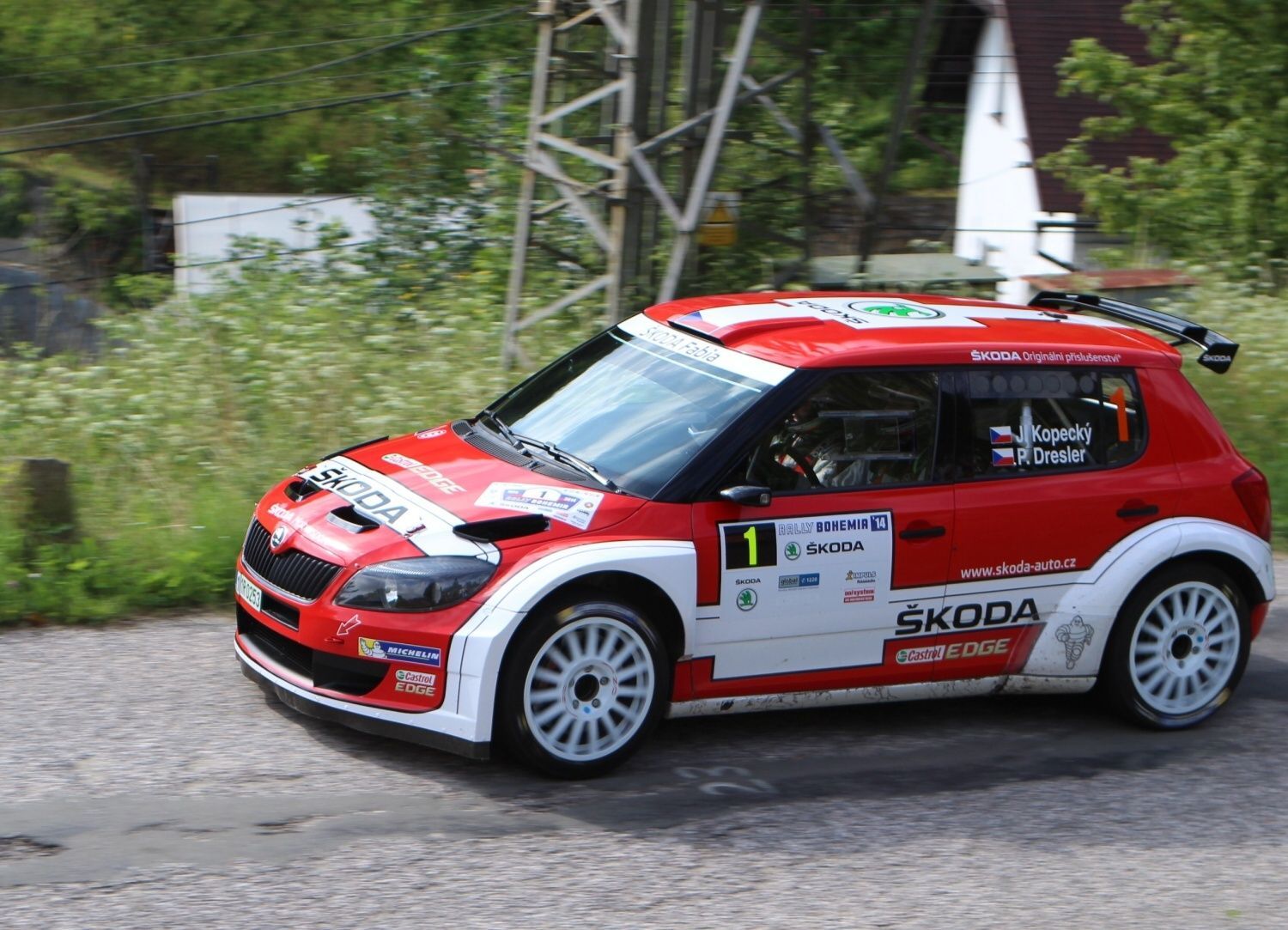 Rallye Bohemia 2014: Mistr Evropy Jan Kopecký ve své tovární Fabii S2000. Ta měla letos historické červené zbarvení.