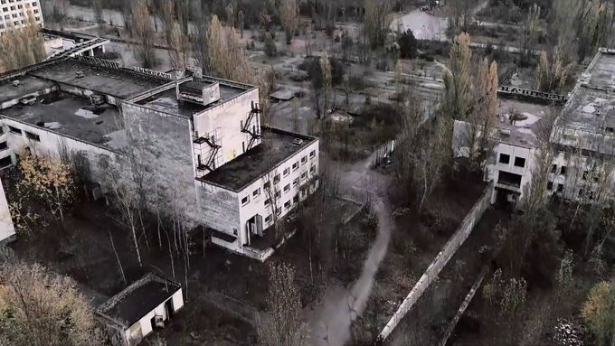 Klip k singlu Life Is Golden vznikal v opuštěné ukrajinské Pripjati poblíž jaderné elektrárny Černobyl.