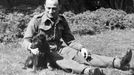 Od léta 1942 působil Rudolf Pernický jako instruktor parašutistů na STS 46 Chicheley Hall nedaleko Bedfordu (na snímku se svým psím kamarádem v roce 1943).