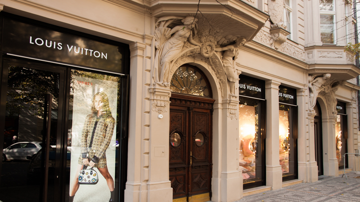 Zlaté prvky a čelenka s monogramem. Louis Vuitton nabídne luxusní ochranný štít