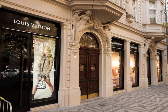Módní značka Louis Vuitton působí v  České republice od roku 1998, sídlo tu má  v Pařížské ulici v Praze (na snímku).