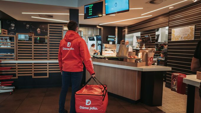 McDonald's nabízí rozvoz už i prostřednictvím firmy Dáme jídlo.