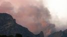 Smoke is pictured billowing from the site of wildfires at the Whitewater-Baldy Complex in southwestern New Mexico in the Gila National Forest in this May 26, 2012 handout photo obtained by Reuters May 27, 2012. The Whitewater-Baldy Complex fire, started by a lightning strike, has been burning out of control for 11 days, destroying more than 82,252 acres (33,286 hectares) and prompting officials to issue evacuation orders in nearby communities. REUTERS/U.S. Forest Servic/Handout (UNITED STATES - Tags: ENVIRONMENT DISASTER) FOR EDITORIAL USE ONLY. NOT FOR SALE FOR MARKETING OR ADVERTISING CAMPAIGNS. THIS IMAGE HAS BEEN SUPPLIED BY A THIRD PARTY. IT IS DISTRIBUTED, EXACTLY AS RECEIVED BY REUTERS, AS A SERVICE TO CLIENTS Published: Kvě. 27, 2012, 5:33 odp.