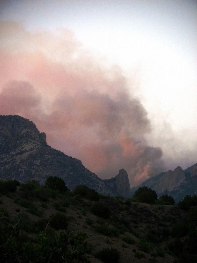 Smoke is pictured billowing from the site of wildfires at the Whitewater-Baldy Complex in southwestern New Mexico in the Gila National Forest in this May 26, 2012 handout photo obtained by Reuters May 27, 2012. The Whitewater-Baldy Complex fire, started by a lightning strike, has been burning out of control for 11 days, destroying more than 82,252 acres (33,286 hectares) and prompting officials to issue evacuation orders in nearby communities. REUTERS/U.S. Forest Servic/Handout (UNITED STATES - Tags: ENVIRONMENT DISASTER) FOR EDITORIAL USE ONLY. NOT FOR SALE FOR MARKETING OR ADVERTISING CAMPAIGNS. THIS IMAGE HAS BEEN SUPPLIED BY A THIRD PARTY. IT IS DISTRIBUTED, EXACTLY AS RECEIVED BY REUTERS, AS A SERVICE TO CLIENTS Published: Kvě. 27, 2012, 5:33 odp.