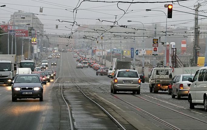 A takto vypadá ulice Milady Horákové na Letné nyní, k hluku a prachu z rušného provozu se přidala těžká stavební technika.