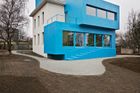 Rodinný dům Blue v Praze je podle něj do výrazné formy dovedená zdařilá konverze bytového domu na sídlo firmy v prostředí podobně utvářeném.