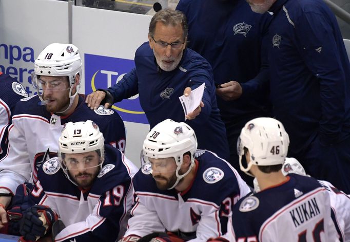 Trenér John Tortorella na střídačce Columbusu.