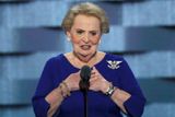 První ministryně zahraničí Madeleine Albrightová Clintonovou hlasitě podporovala od chvíle, co oznámila svou kandidaturu.