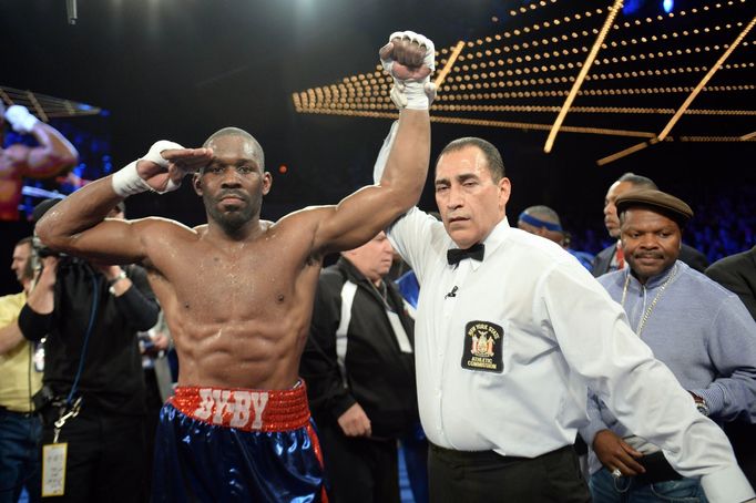 Bryant Jennings slaví triumf na Arthurem Szpilkou