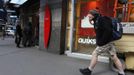 A man walks through Times Square wearing shorts in New York January 22, 2013. An Arctic blast gripped the U.S. Midwest and Northeast on Tuesday, with at least three deaths reportedly tied to the cold snap and fierce winds that made some locations feel as cold as 50 degrees below zero Fahrenheit. (minus 46 degrees Celsius) REUTERS/Brendan McDermid (UNITED STATES - Tags: ENVIRONMENT) Published: Led. 22, 2013, 9:09 odp.