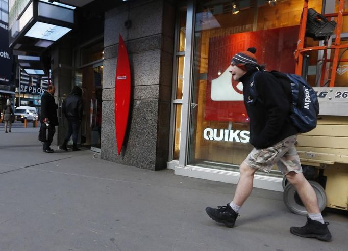 A man walks through Times Square wearing shorts in New York January 22, 2013. An Arctic blast gripped the U.S. Midwest and Northeast on Tuesday, with at least three deaths reportedly tied to the cold snap and fierce winds that made some locations feel as cold as 50 degrees below zero Fahrenheit. (minus 46 degrees Celsius) REUTERS/Brendan McDermid (UNITED STATES - Tags: ENVIRONMENT) Published: Led. 22, 2013, 9:09 odp.