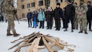 Desítky civilistů z Kyjeva trénují každou sobotu kus za městem v polorozpadlých budovách z dob Sovětského svazu. Své oblečení zde vymění za bojové kombinézy a do rukou dostanou dřevěné makety kalašnikovů.