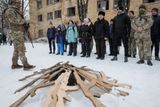 Desítky civilistů z Kyjeva trénují každou sobotu kus za městem v polorozpadlých budovách z dob Sovětského svazu. Své oblečení zde vymění za bojové kombinézy a do rukou dostanou dřevěné makety kalašnikovů.