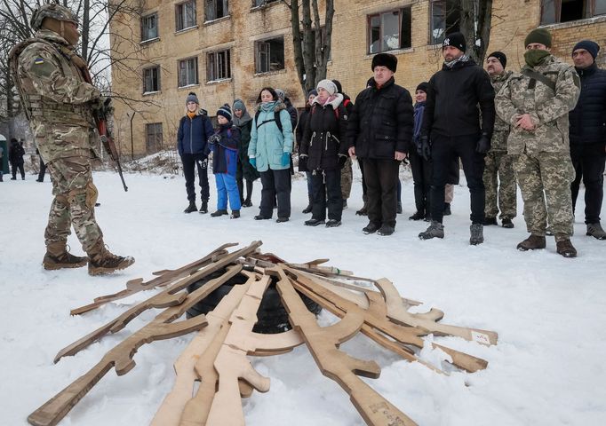 Ukrajinská armáda cvičí civilisty k boji.