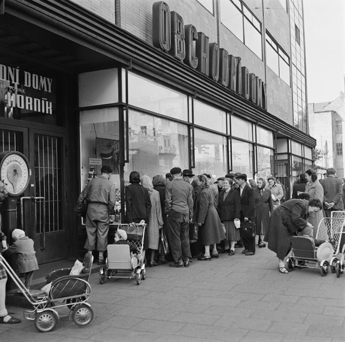 Prodej zboží po měnové reformě v roce 1953. Na snímku si Ostravané prohlížejí výklady se zbožím, označeným novými cenami. Rok 1953