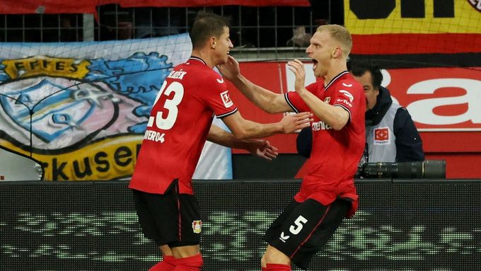 Adam Hložek (vlevo) a Mitchel Bakker zařídili první gól Leverkusenu v Mönchengladbachu