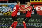 Hložek pomohl Leverkusenu ke dvěma gólům a výhře. V Anglii slavil po šlágru Arsenal