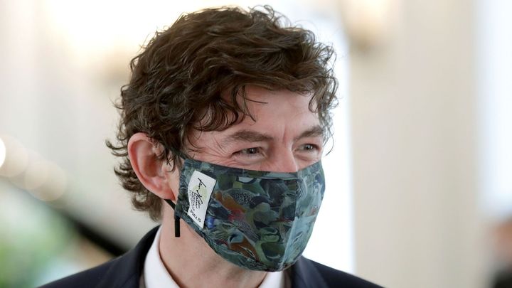 Německý virolog ukazuje, jak mluvit o covidu. Dostal cenu za vysvětlování opatření