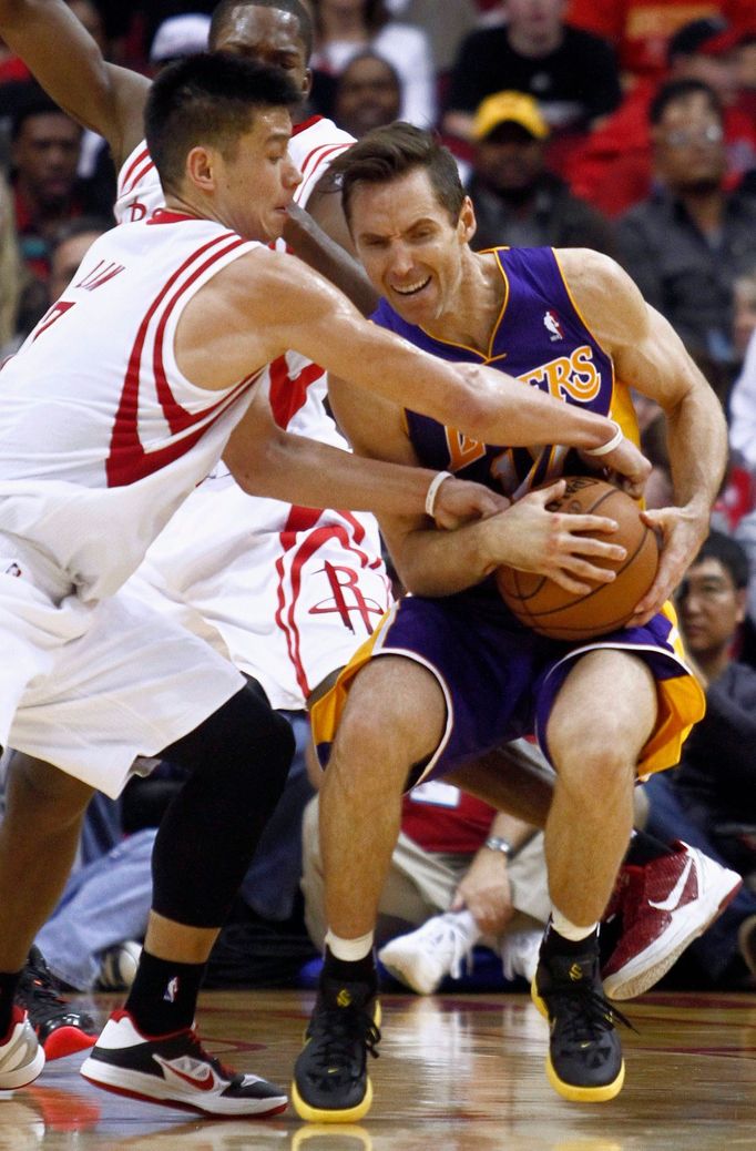 Steve Nash (vpravo) z Los Angeles Lakers se probíjí obranou Houstonu