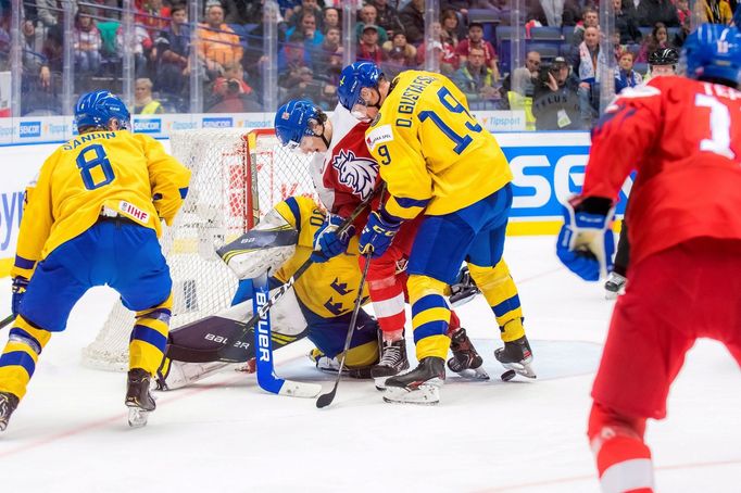 Rasmus Sandin (8) a  David Gustafsson (19) ve čtvrtfinále MS do 20 let Česko - Švédsko