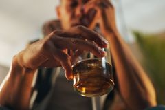 Jak dostat závisláka na léčbu. Může zafungovat nátlak, ale existuje lepší varianta