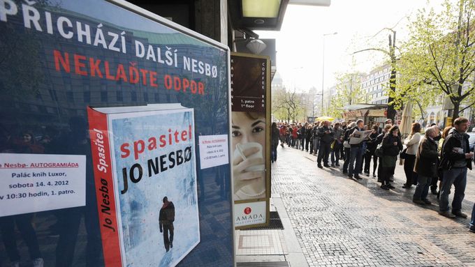 Severské detektivky jsou populární také v Česku. Na snímku z roku 2012 je fronta na podpis spisovatele Joa Nesbøho před pražským Palácem knih Luxor.