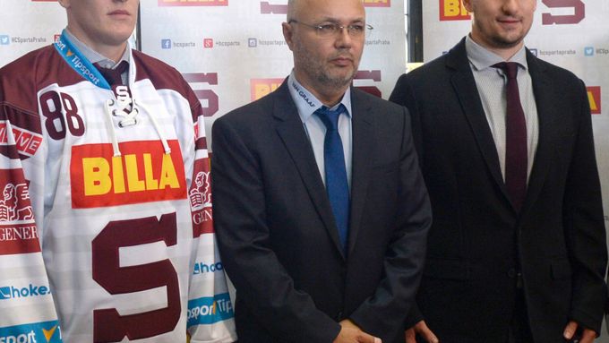 Miroslav Forman v novém dresu Sparty, vedle něj stojí trenér týmu Jiří Kalous a brankář Tomáš Pöpperle.