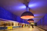 Westfriedhof (Mnichov, Německo). Stanice metra Westfriedhof byla otevřena v roce 1998, ale až o tři roky později dostala svůj typický vzhled díky jedenácti svítidlům ve tvaru obrovských obrácených mís (měřících v průměru téměř 4 metry), která vrhají na cestující světlo v barvách žluté, červené a modré.