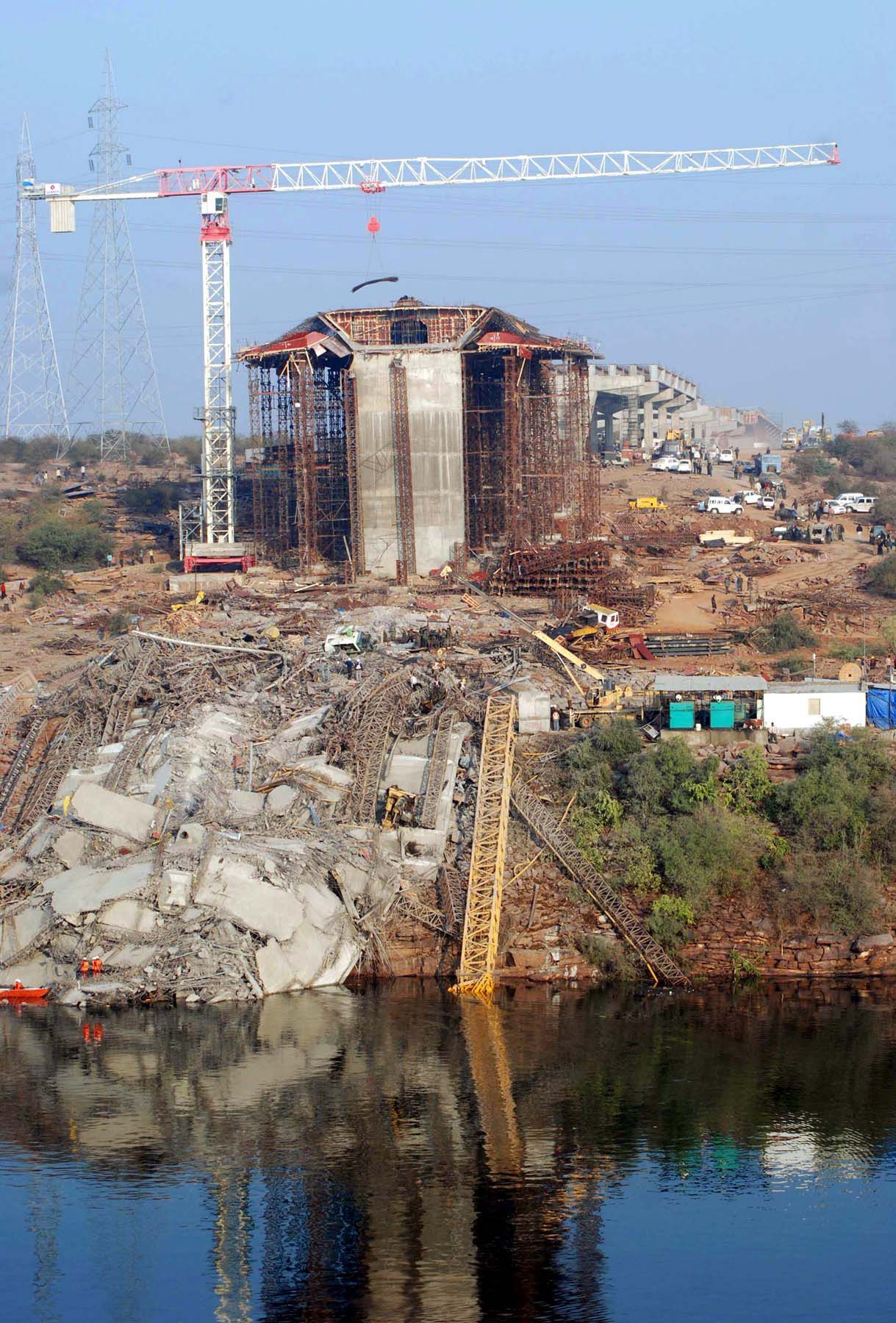 14_FotoUnder-construction bridge collapsed in the Chambal river in India. Dec. 24, 2009