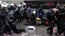 Arcelor Mittal workers from several Liege steel plants clash with riot policemen during a demonstration outside the Walloon Region parliament in Namur January 29, 2013. ArcelorMittal, the world's largest steel producer, plans to shut a coke plant and six finishing lines at its site in Liege, Belgium, affecting 1,300 employees, the group said last week. REUTERS/Laurent Dubrule (BELGIUM - Tags: CIVIL UNREST BUSINESS EMPLOYMENT COMMODITIES) Published: Led. 29, 2013, 1:43 odp.