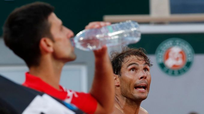 Novak Djokovič a Rafael Nadal na loňském French Open. Srb vyhrál ve čtyřech setech.