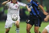 Luis Figo z Interu Milán (vpravo) se snaží připravit o míč hráče Bayernu Mnichov Willy Sagnola.