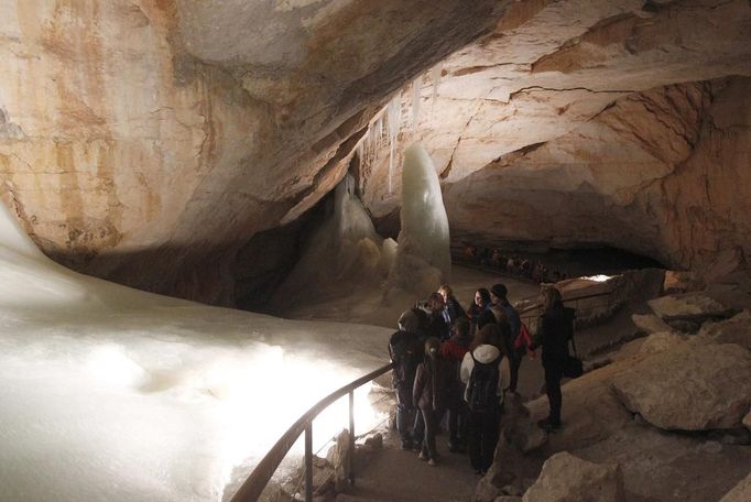 People stand inside the Eisriesenhoehle (giant ice cave) at Dachstein mountain near the village of Obertraun April 28, 2012. Scientists crews led by Oesterreichisches Weltraum Forum (Austrian space forum) tested a space suit technology, three-dimensional cameras, radar, rover vehicles, communications and sterile testing systems during an 11-nation field test in the icy Alpine caves. Picture taken April 28. REUTERS/Lisi Niesner (AUSTRIA - Tags: SCIENCE TECHNOLOGY ENVIRONMENT) Published: Kvě. 1, 2012, 5:20 odp.