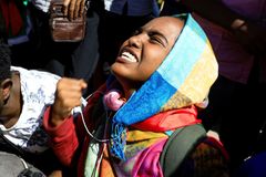 Prý spáchala sebevraždu. Podezřelá smrt súdánské dívky způsobila bouři