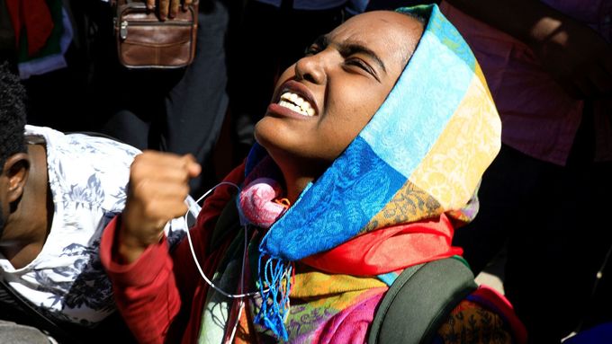 Protestující žena v Súdánu (ilustrační foto).