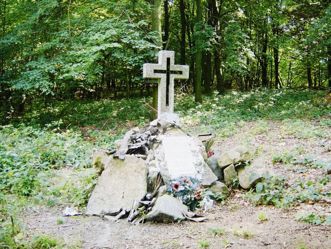 Pietní místo na Sakrakopci na Slovensku, kde se v minulosti odehrálo největší letecké neštěstí na Slovensku i v tehdejším Československu.